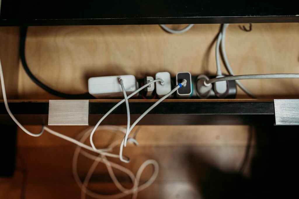 AcoustiCasa - Caos de cables desordenados y enredados en un escritorio de oficina